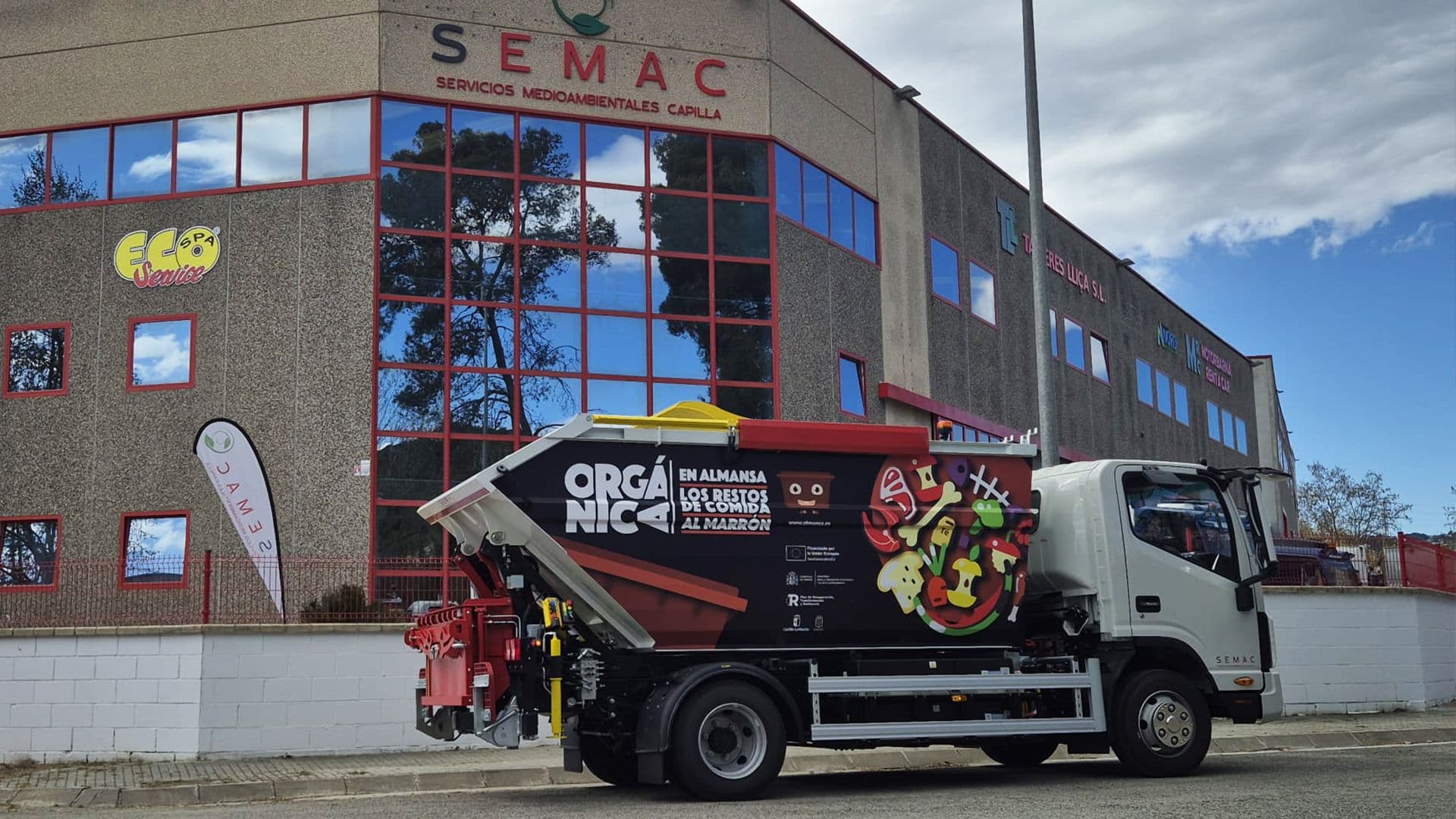 Camión eléctrico compactador iJAC 7.5 de SEMAC aparcado frente a las instalaciones del Grupo Capilla.