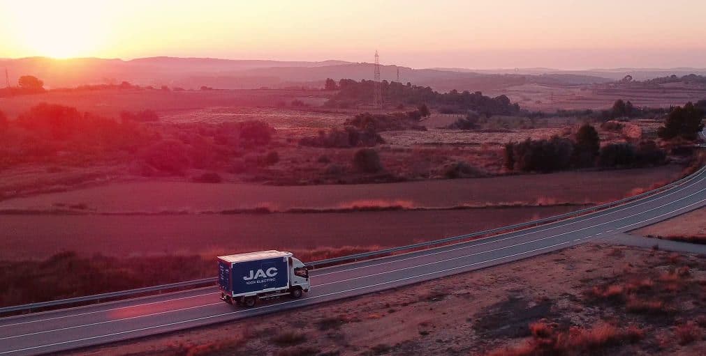 Vista de una carretera con camión eléctrico de JAC