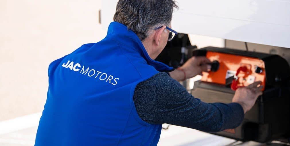 Operario de JAC revisando un vehículo