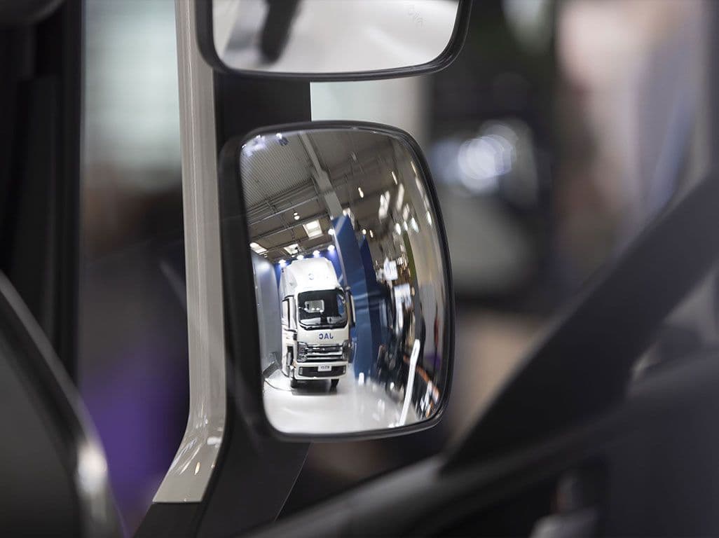 Detalle del retrovisor del iJAC 4,2