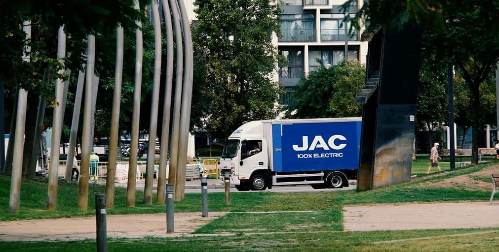 Camión eléctrico JAC en un parque en el centro de la ciudad