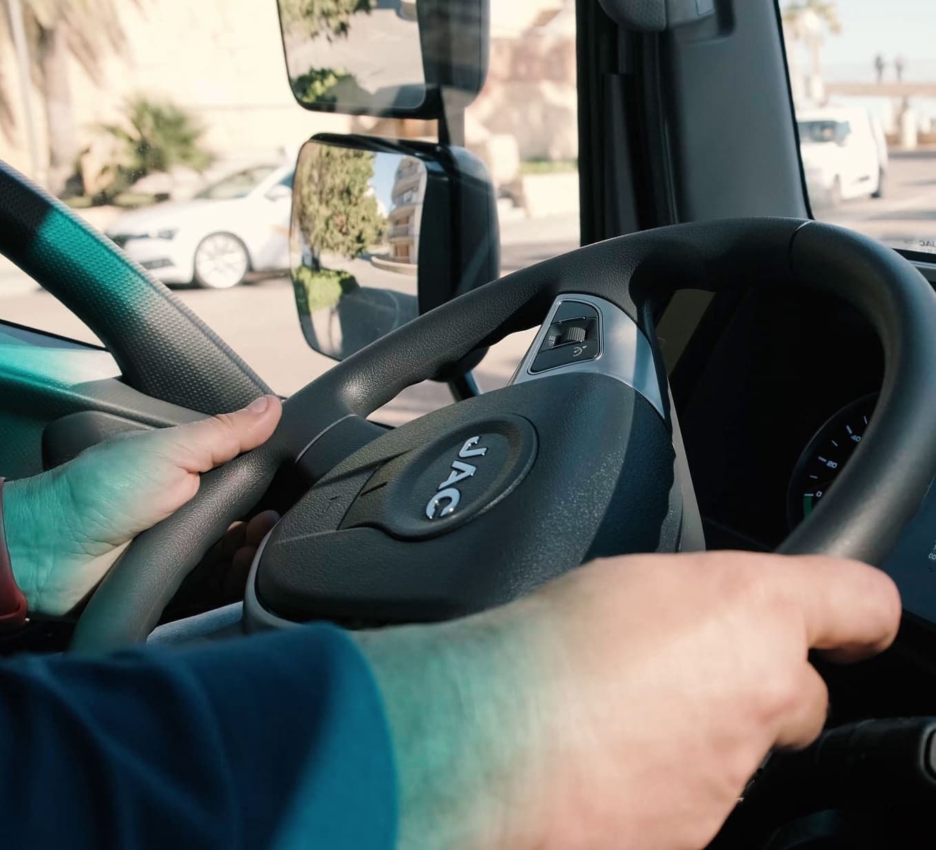 Volante de un camión eléctrico iJAC de JAC Motors