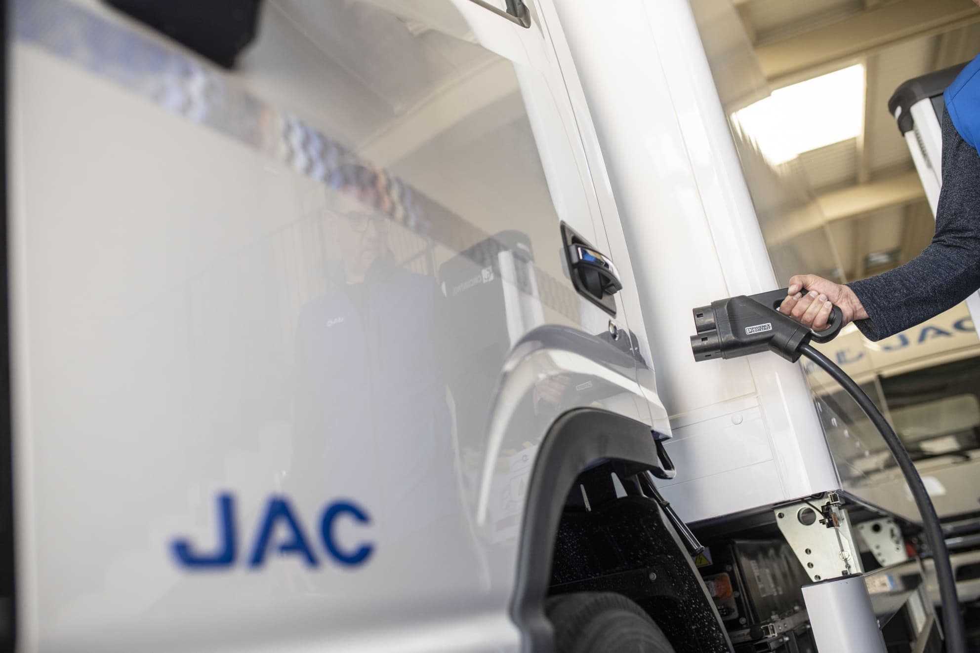 Camión eléctrico JAC cargando con cargador eléctrico