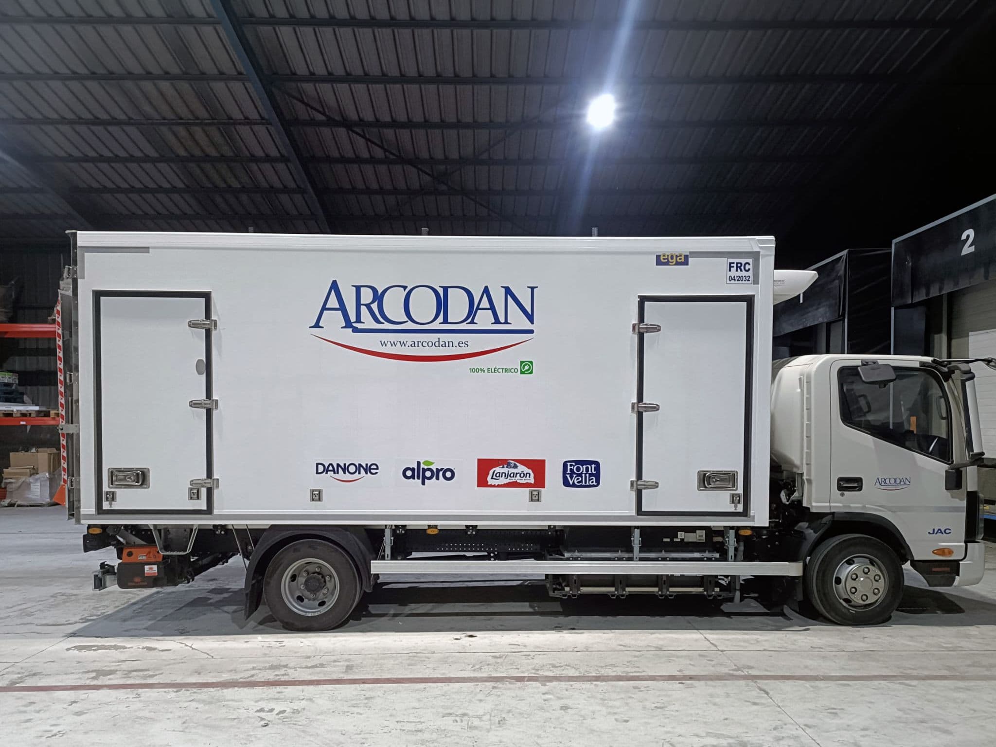 Camión frigorífico 100% eléctrico JAC iJAC 7.5 con el logotipo de Arcodan en la caja de carga.