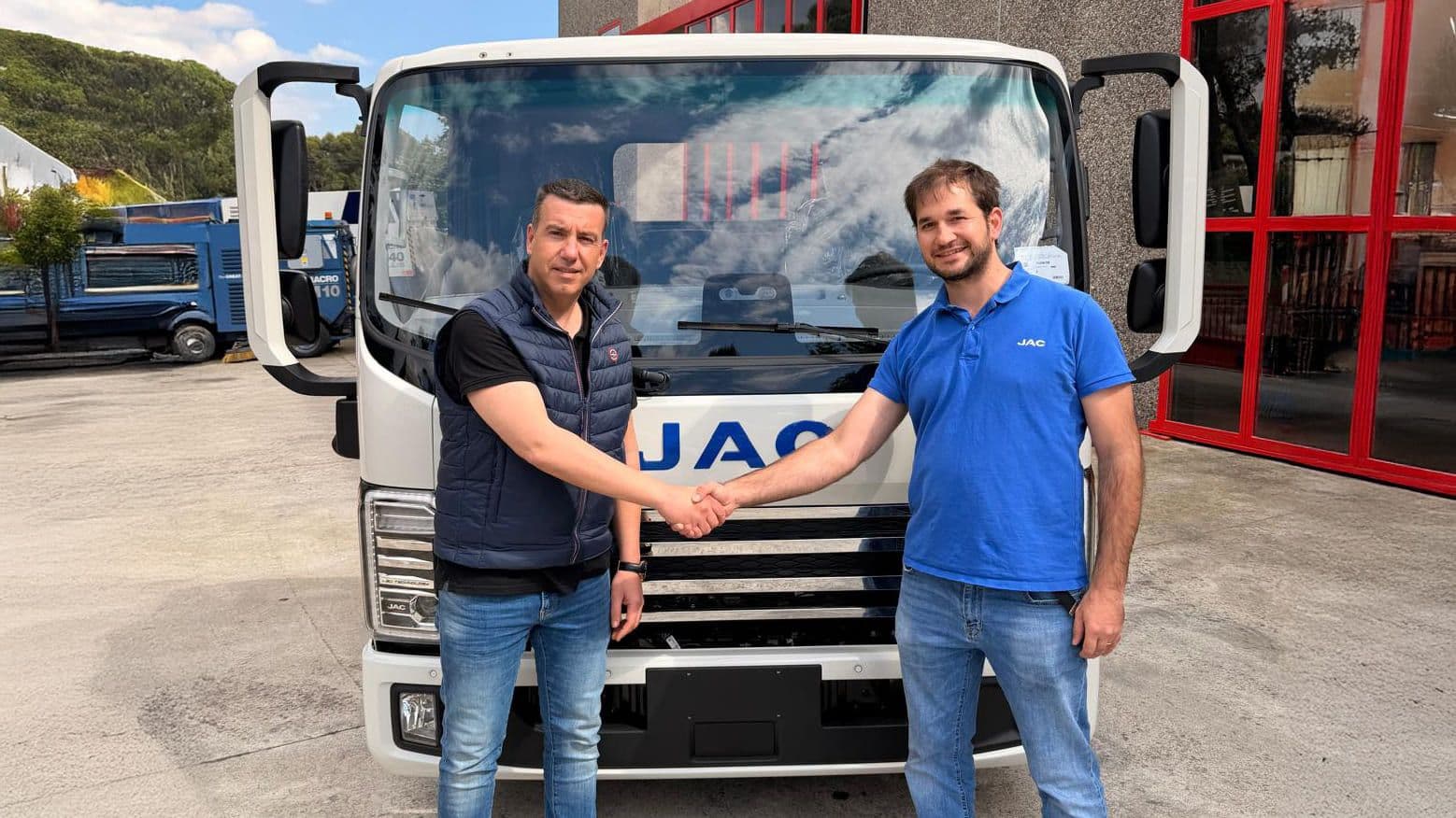 JAC y SEMAC impulsan la electrificación de los servicios urbanos
