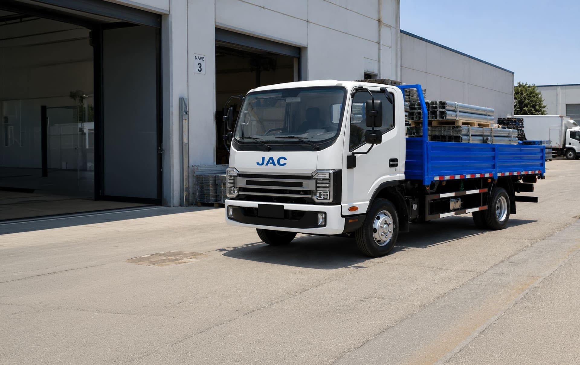 Camión eléctrico JAC con carrocería de caja abierta