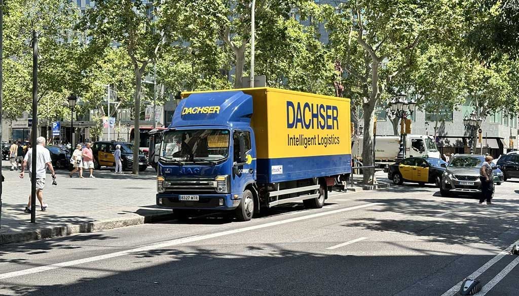 Camión de reparto JAC en ruta en Barcelona